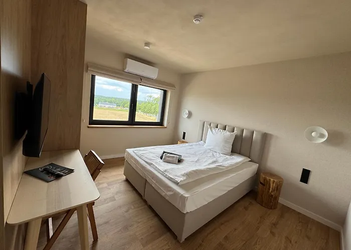 Gosciniec Jaroszewskie Wzgorze Sierakow (Greater Poland)